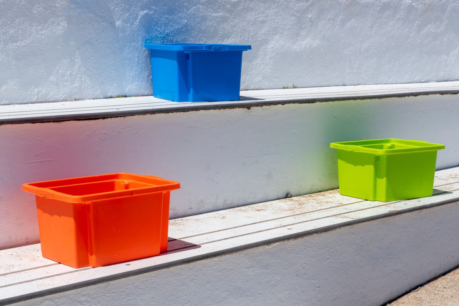 Tips Memilih Distributor Container Box Plastik yang Tepat