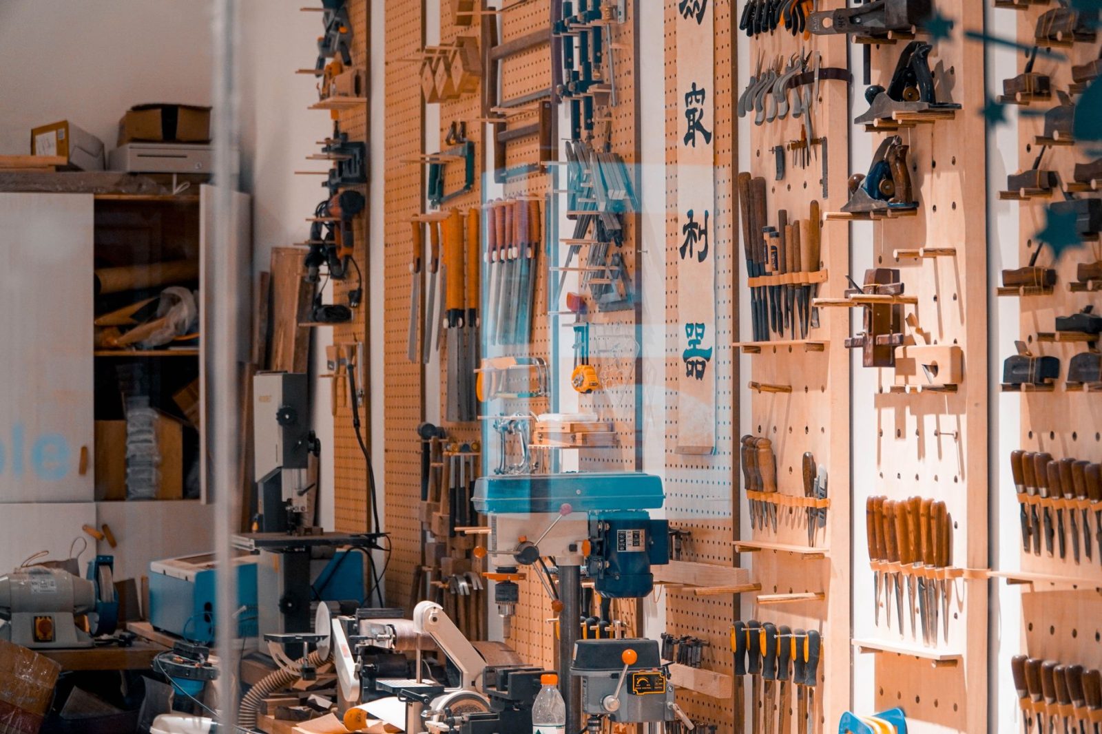 Memilih Cord Storage Organizer untuk Area Kerja yang Rapi