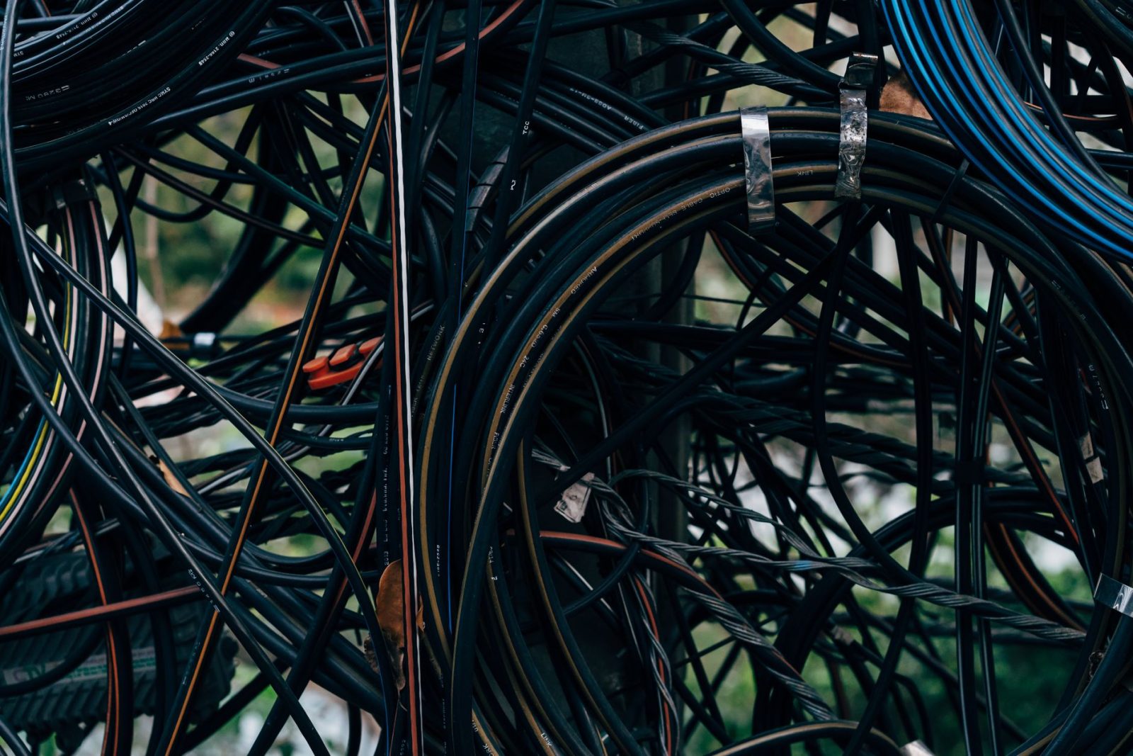 Memilih Power Cable Organiser: Solusi Manajemen Kabel untuk Area Kerja