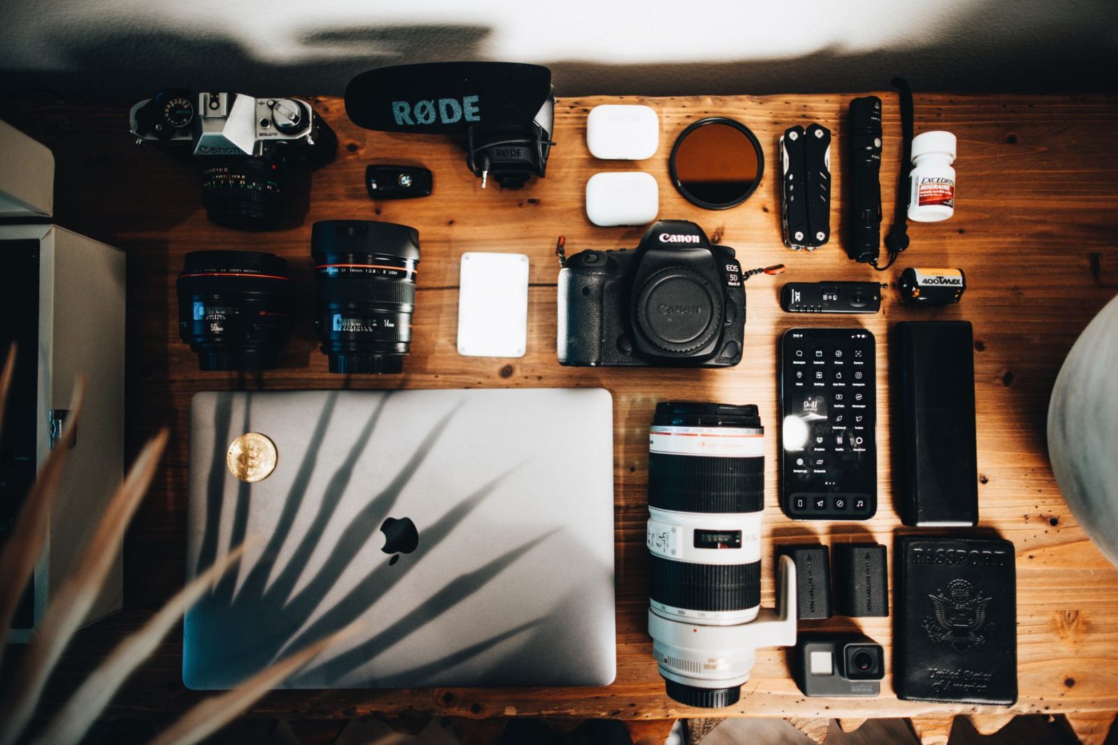 Tech Pouch: Panduan Memilih Organizer Aksesori Gadget