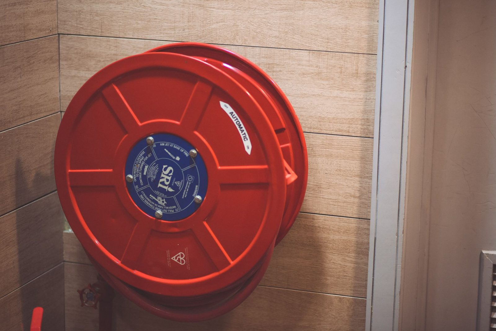 Hose Reel Wall Mount: Panduan Memilih Gulungan Selang Dinding