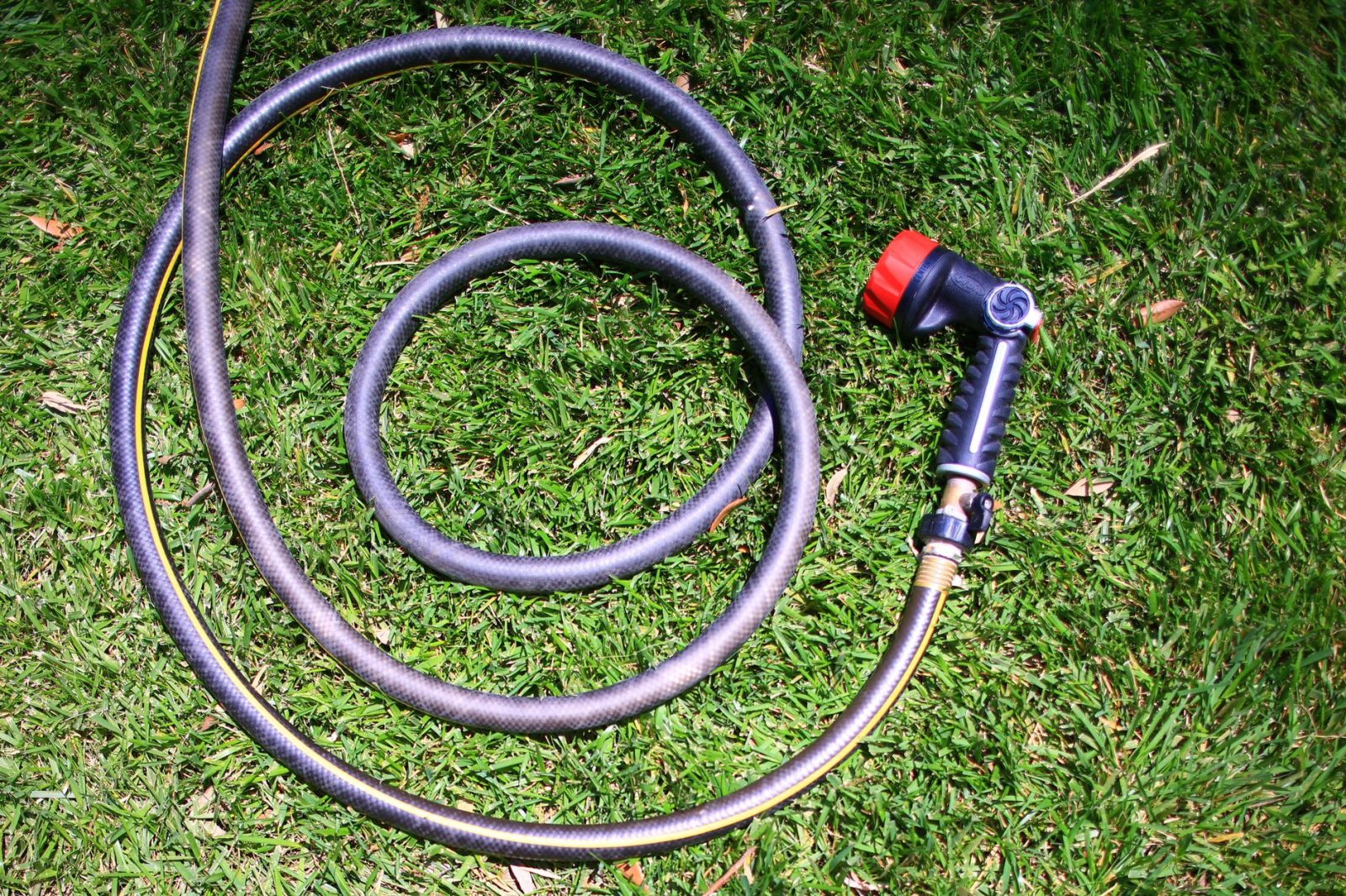 Memilih Water Hose Holder (Gantungan Selang Air) yang Tepat untuk Garasi dan Area Kerja